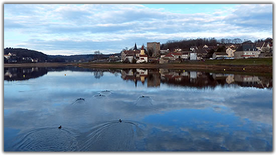 Vue de Saint-Sernin-du-Bois depuis la retenue du plan d'eau