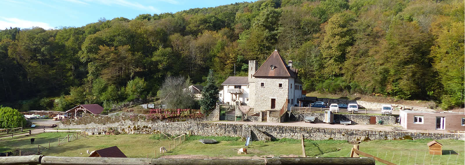 Vue du parc animalier au premier plan et du bâtiment du Grand Gîte