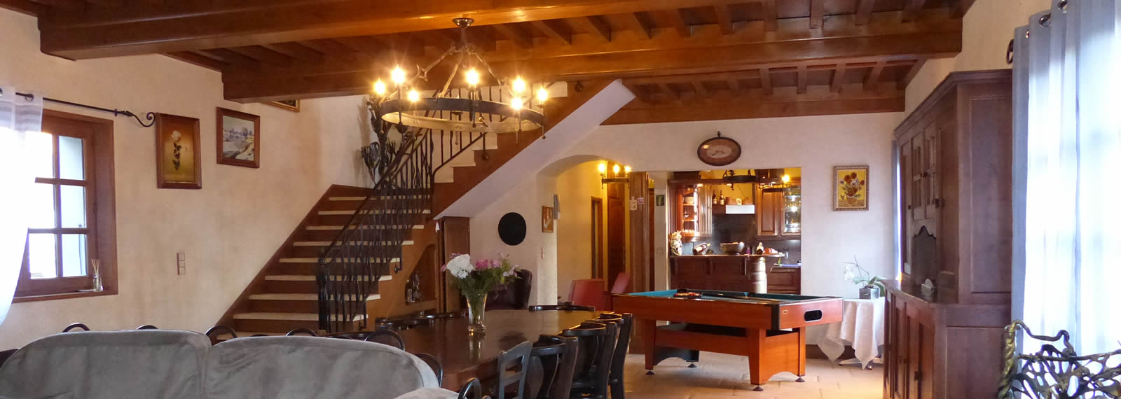 salon et cuisine du Grand Gîte avec plafonds à la française